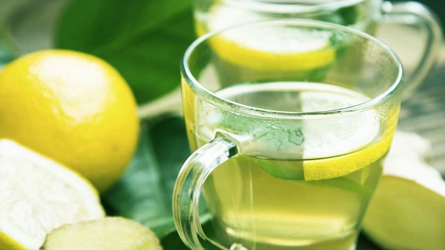 Beber água morna com limão pela manhã É BOM?