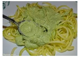 Spaguetti de abobrinha ao molho verde