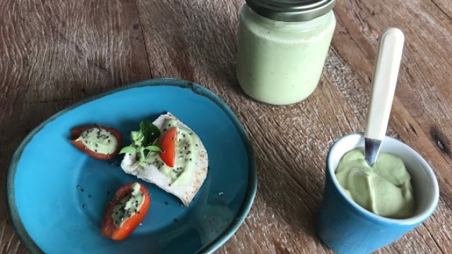 Requeijão de abacate com tomates