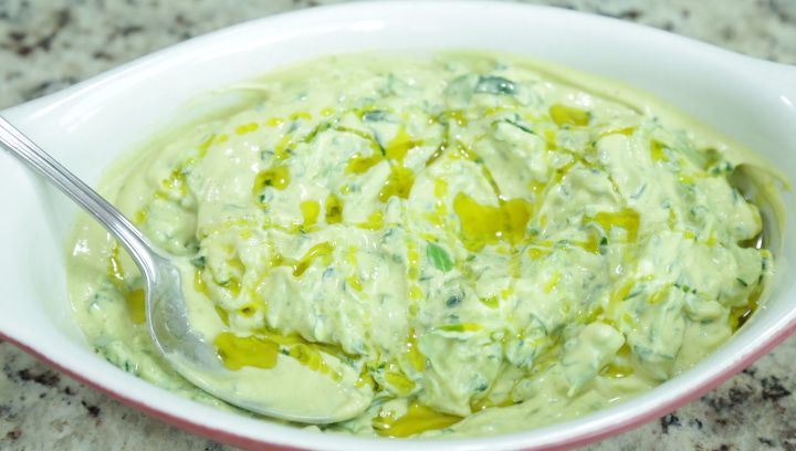 tzatziki com iogurte grego de abacate