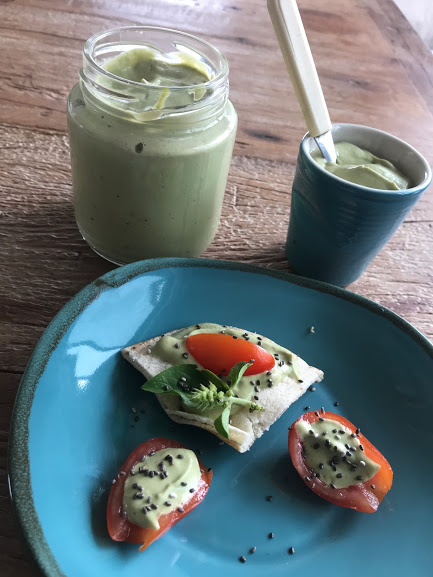 Requeijão de abacate com tomates