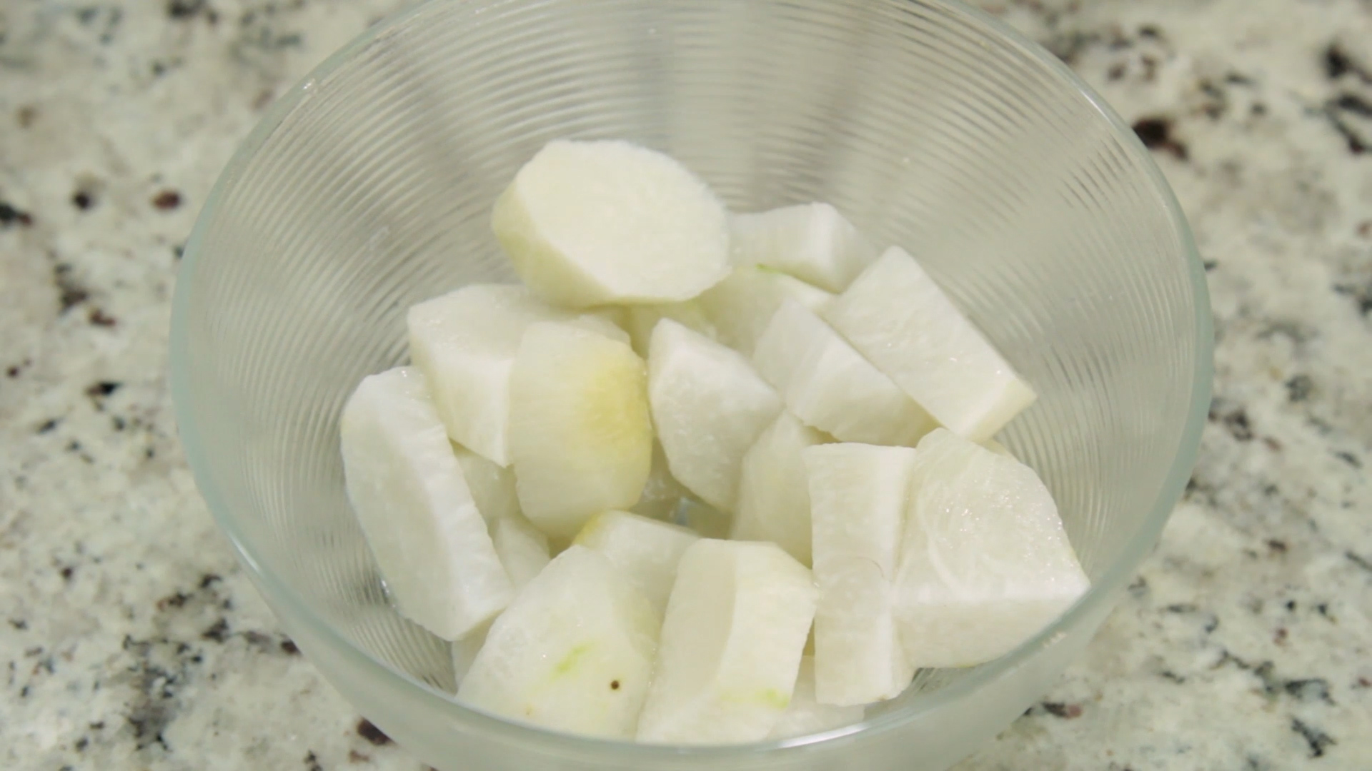 Inhame fatiado de molho em água filtrada