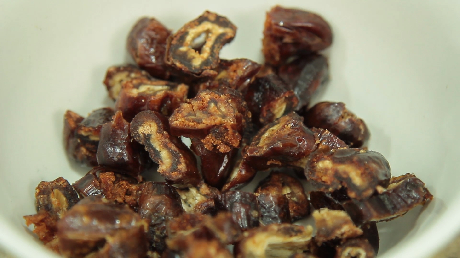 Tâmaras cortadas e lavadas