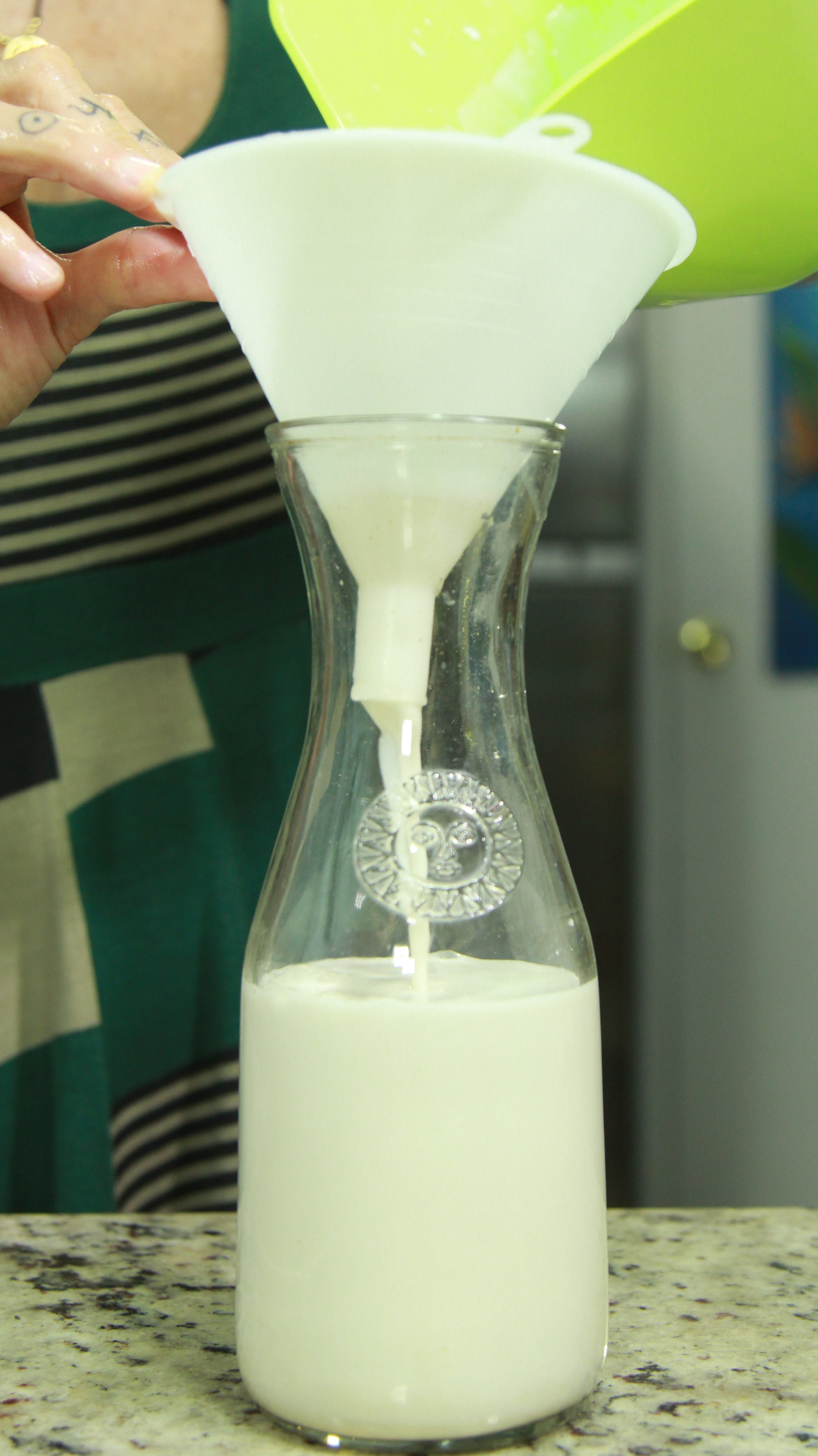 Engarrafando leite polimineral