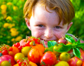 Crianças gostam de comer frutas e verduras
